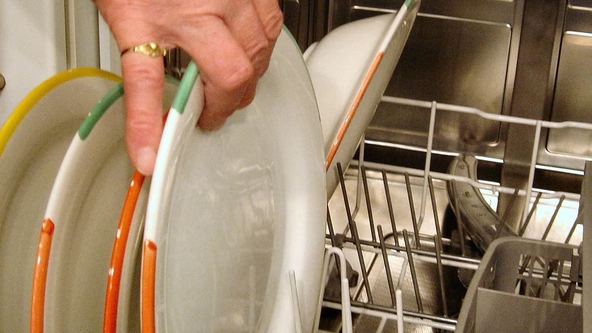 Посуда сияет как новая: ресторанный способ мыть жирные сковородки без химии