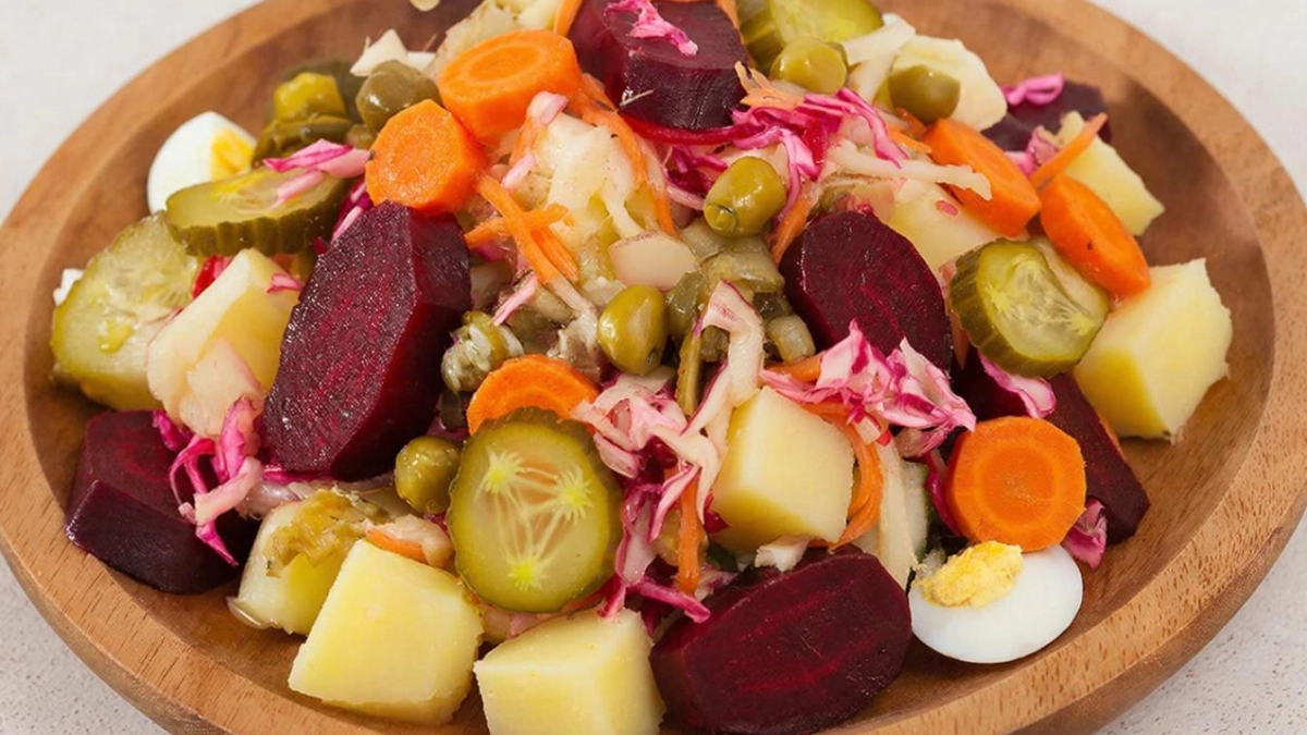 Почему в советских столовых винегрет был намного вкуснее? Эта заправка заставит полюбить винегрет даже тех, кто его терпеть не может