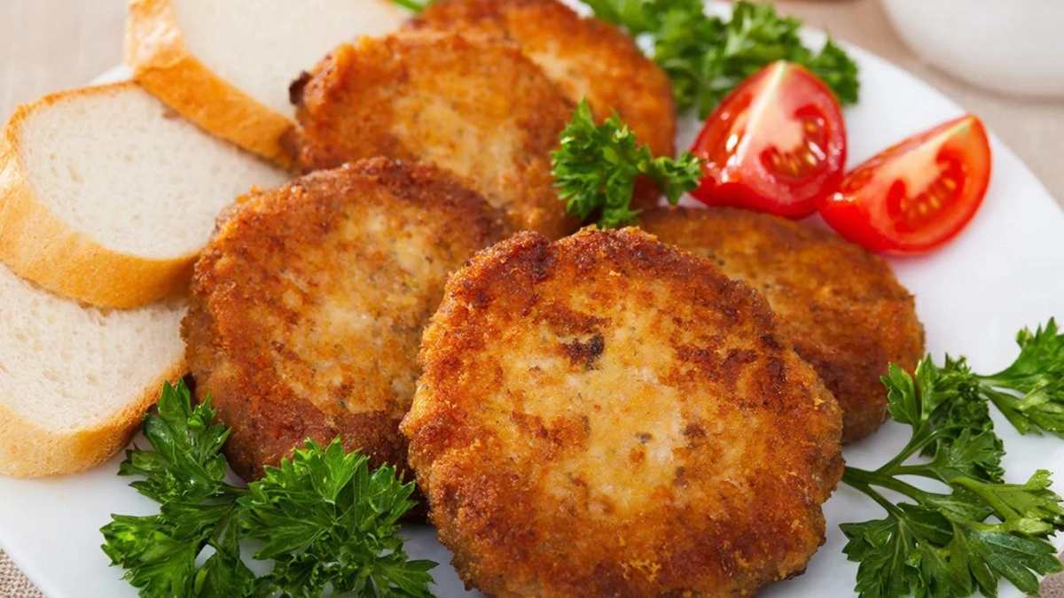 Лук в котлеты: резать, тереть или молоть? Над этим кулинарным секретом ломают головы даже опытные хозяйки