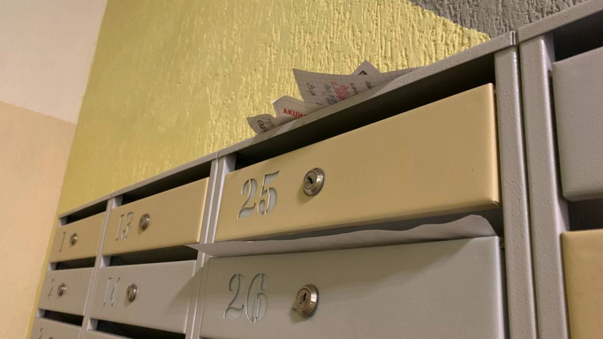 Как простая бумажка с номером в почтовом ящике помогает мошенникам обойти цифровую защиту и заманить жертву