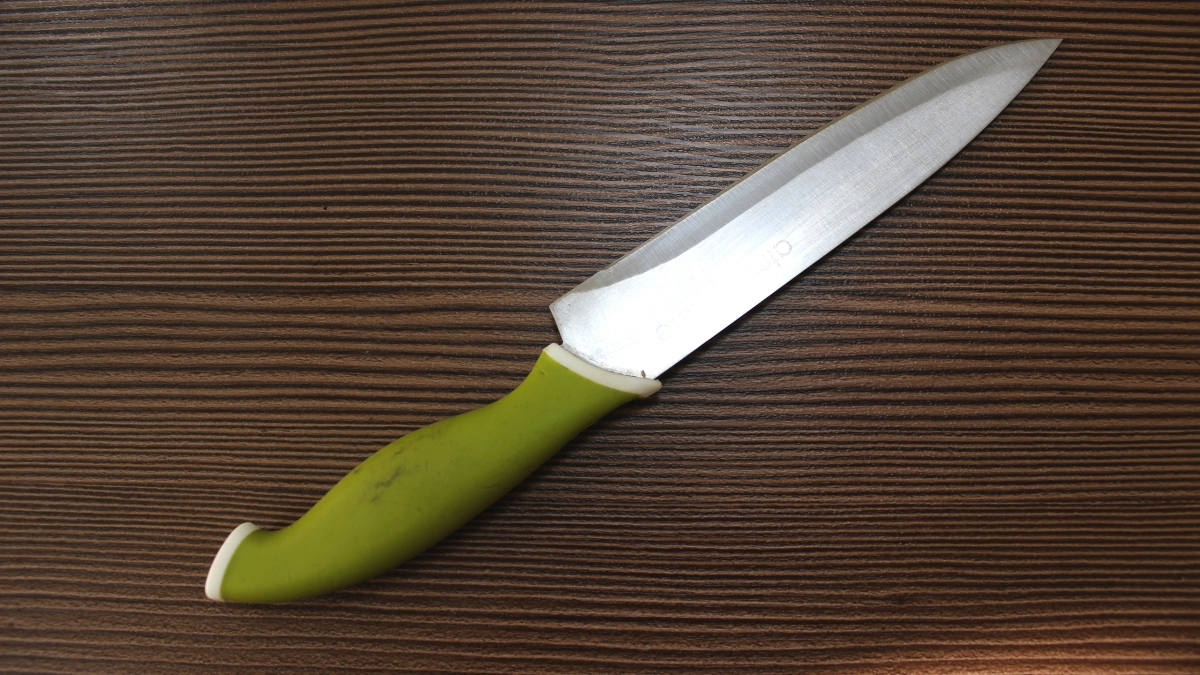 В Московской области возбудили дело против мужчины, бросавшего нож в ребёнка под видом тренировок