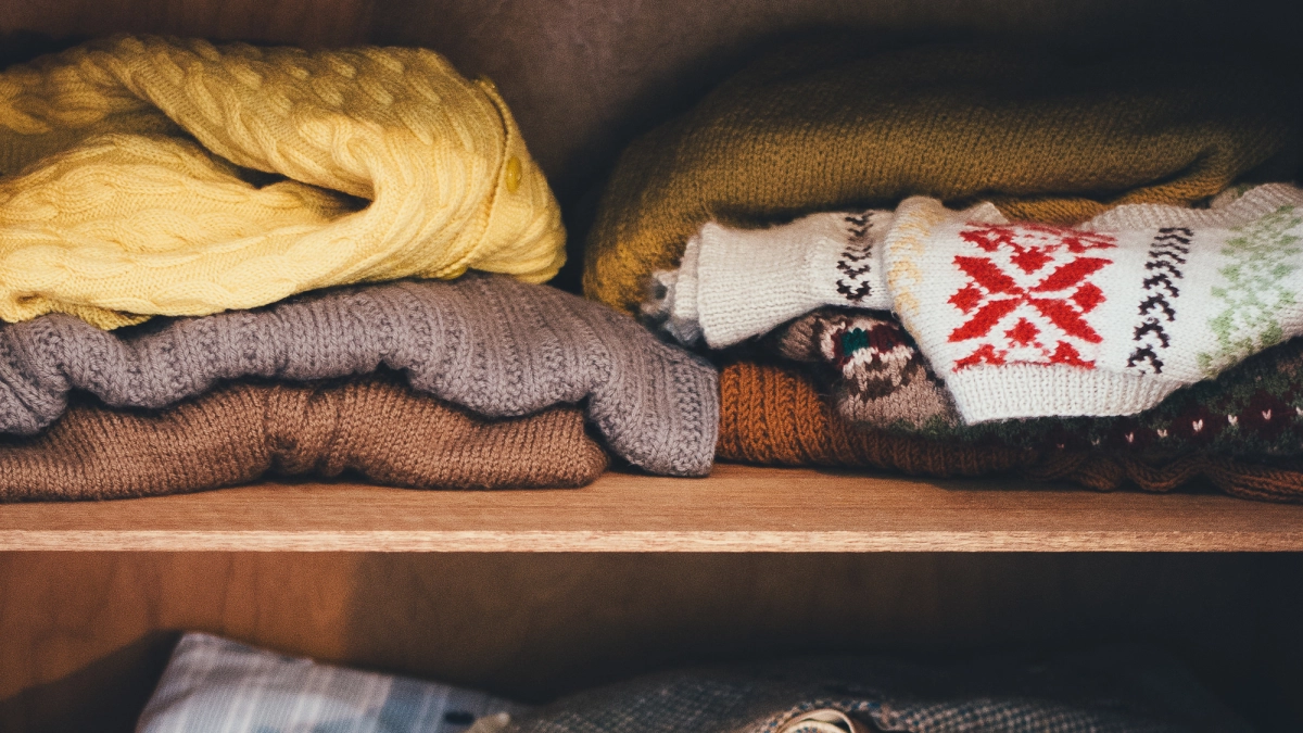 1 минута — и одежда перестает пахнуть затхлым: 3 простых способа вернуть свежесть без химии и премиум-кондиционеров