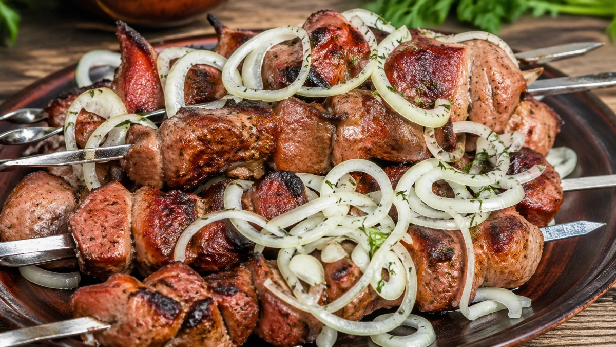 Этот лук к мясу съедают первым: не заливаю его кипятком, а делаю намного проще