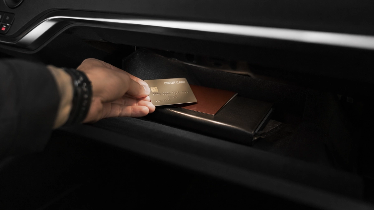 Жаль, раньше не знал этот трюк: зачем водители со стажем кладут кредитку в бардачок