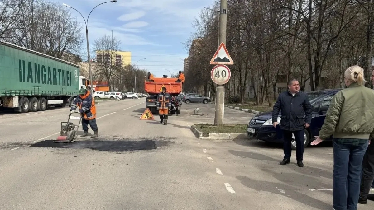 В Селятино приступили к ямочному ремонту Спортивной улицы после жалоб жителей