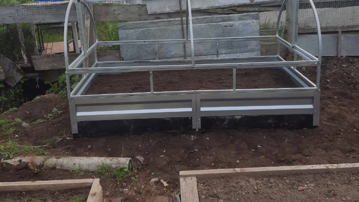 В апреле всегда закапываю в огороде тряпку — необычный, но очень полезный совет от французских фермеров