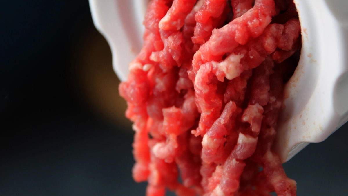 Мясорубка не крутит, а «пережевывает»? Фарш вылезает обратно... Виноват не прибор, а одна Ваша ошибка