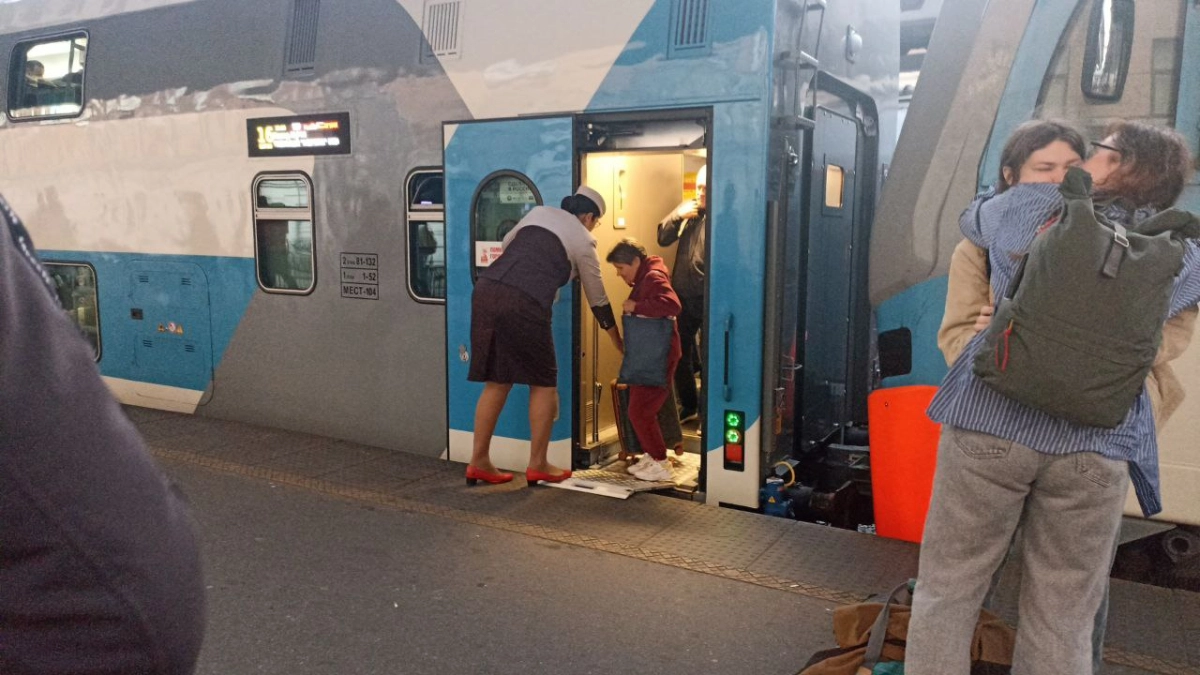 Выпрыгивать из поезда точно нельзя. При мне в вагоне остался провожающий, а поезд поехал. Узнал, что делать в такой ситуации