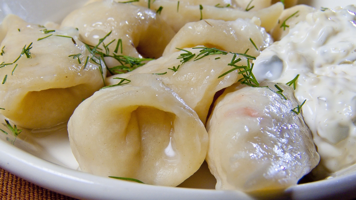 Зачем при варке пельменей льют стакан холодной воды в кастрюлю: физика перепада температур