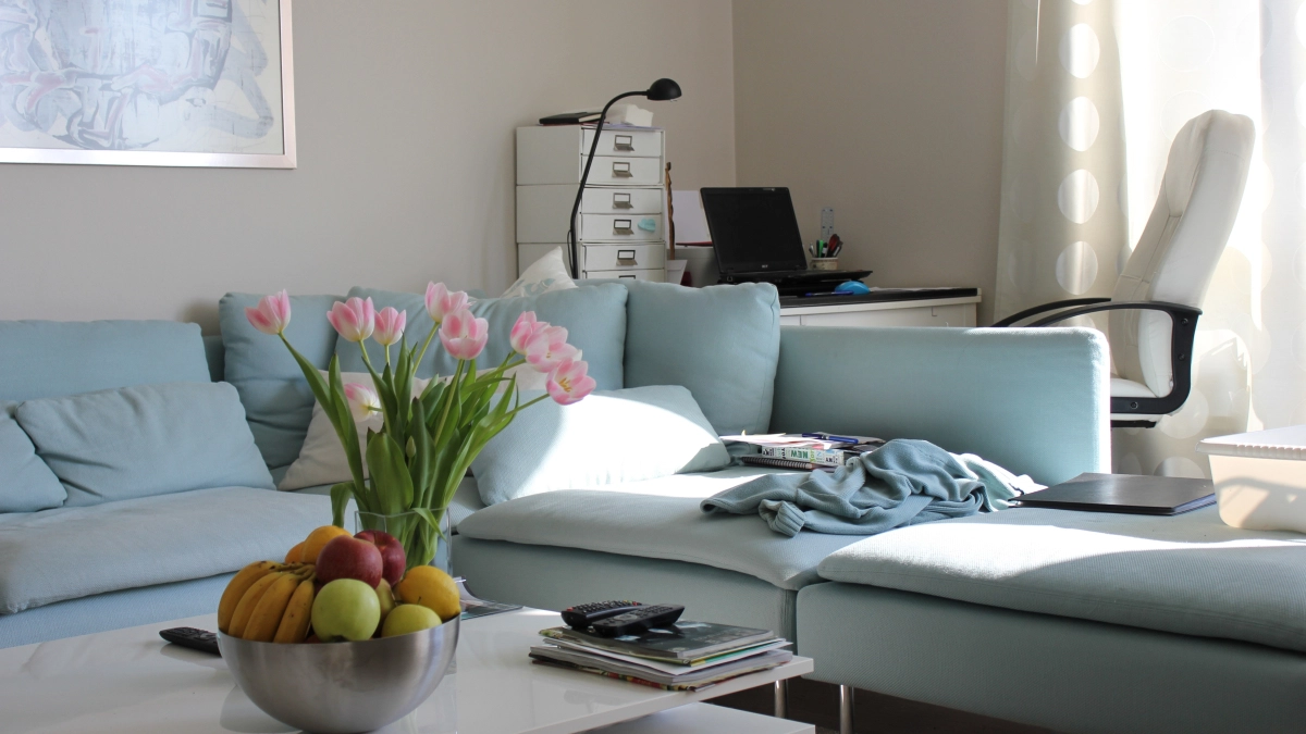 Ставить диван у стены больше не в моде: рассказываем про 4 современных приема для уютной гостиной