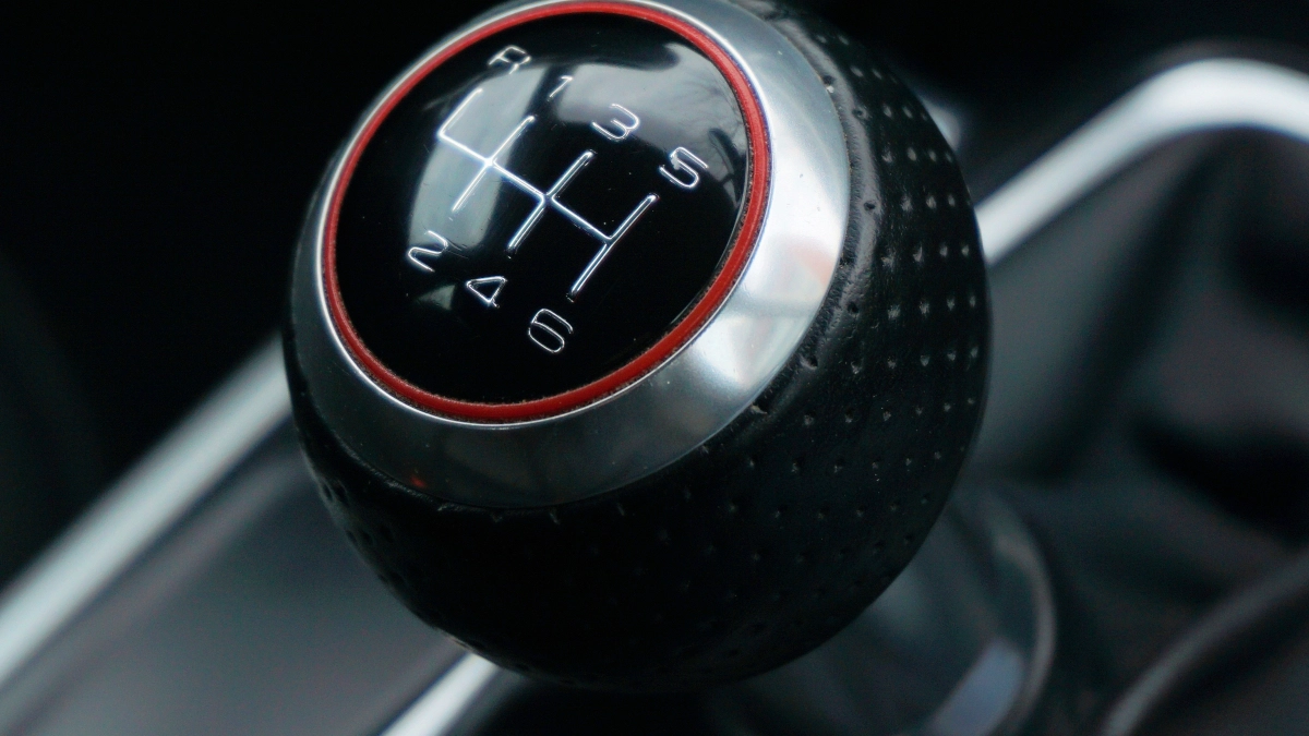 Почему многие водители специально трогаются со второй передачи, и что это даёт