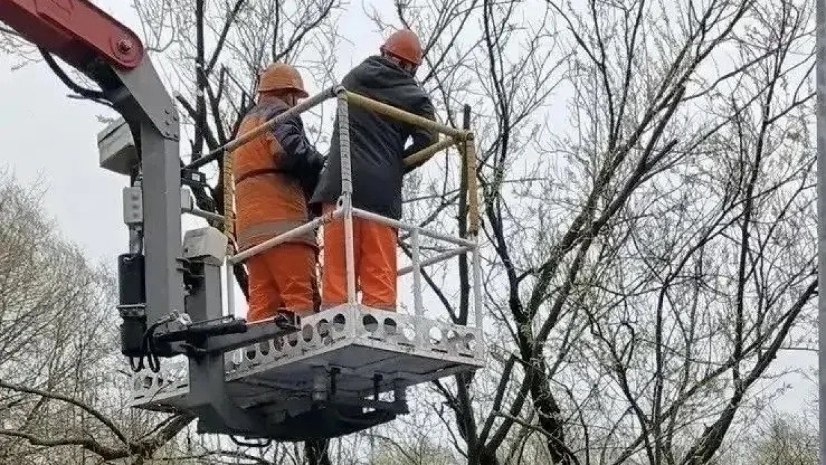 В Наро-Фоминском округе коммунальщики устраняют последствия штормового ветра
