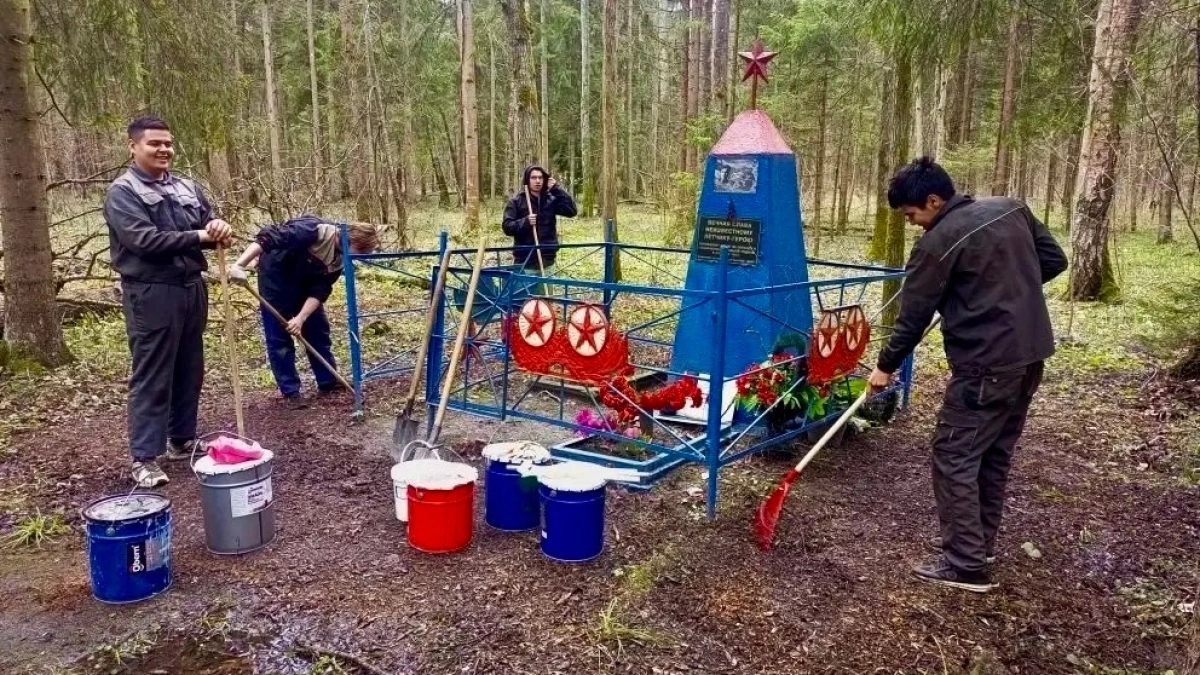 В Наро-Фоминском округе студенты и педагоги привели в порядок памятник лётчику-герою