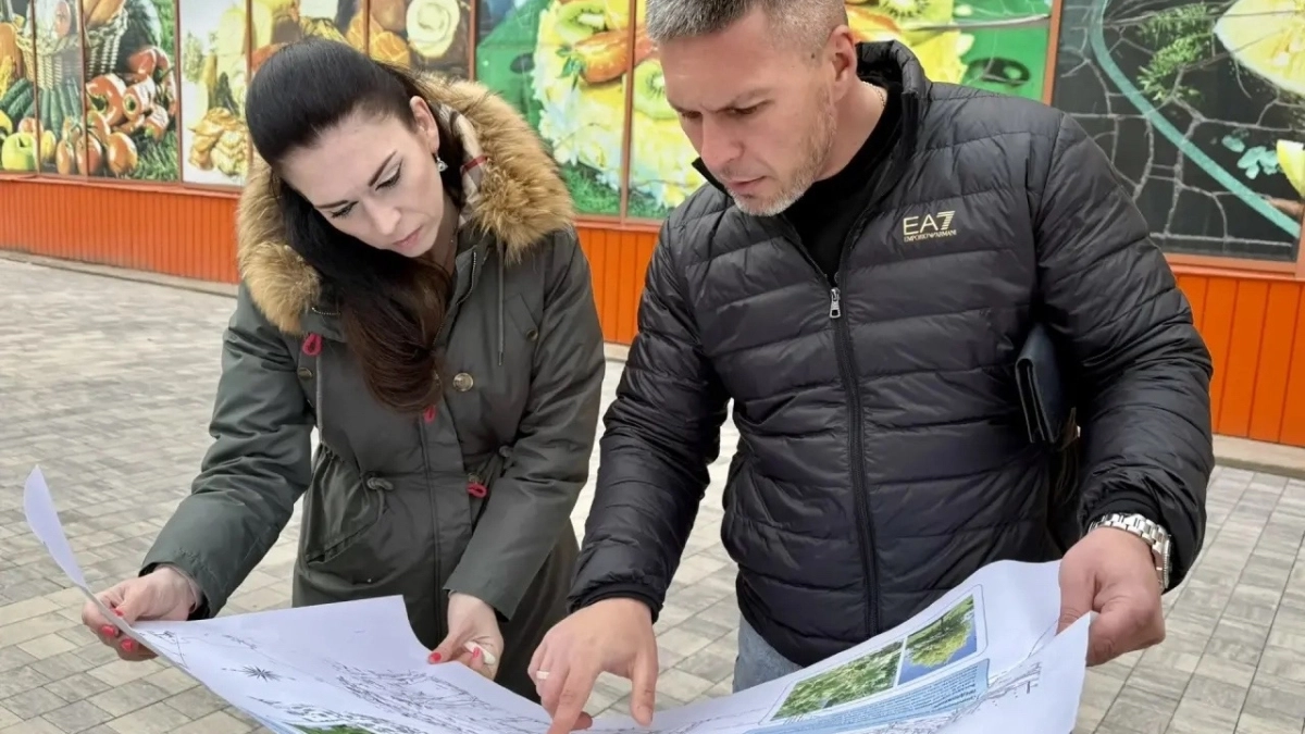 У торгового центра “Мальково” в Наро-Фоминске высаживают остролистные клёны