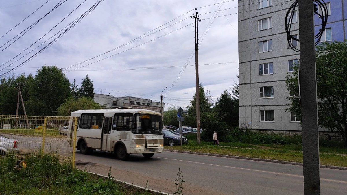 Выезжаю со двора, а навстречу машина: простое правило, которого нет в ПДД, но оно поможет избежать неприятных ситуаций