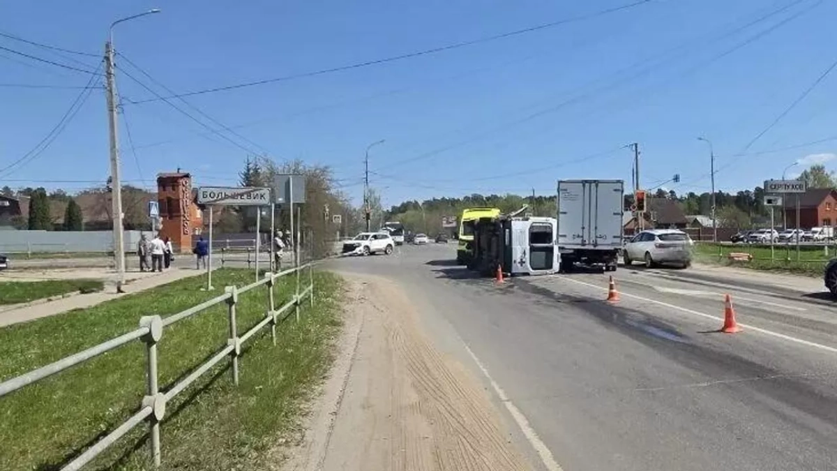 В Подмосковье скорая помощь столкнулась с легковой машиной и опрокинулась на грузовик