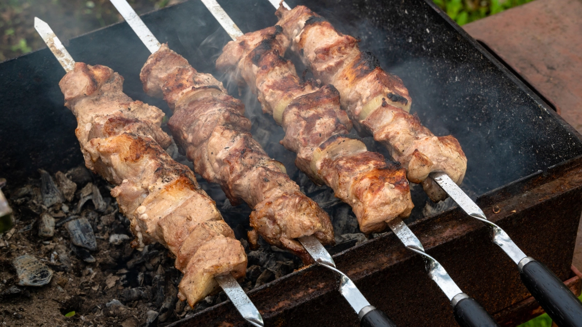 Этот лук к мясу съедают первым: перестала заливать его кипятком и делаю намного быстрее