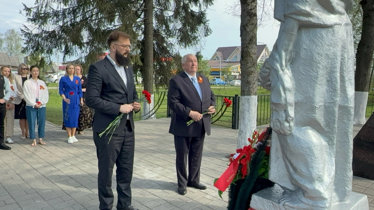 Жители Наро-Фоминска почтили память защитников города у мемориала на Красной Пресне