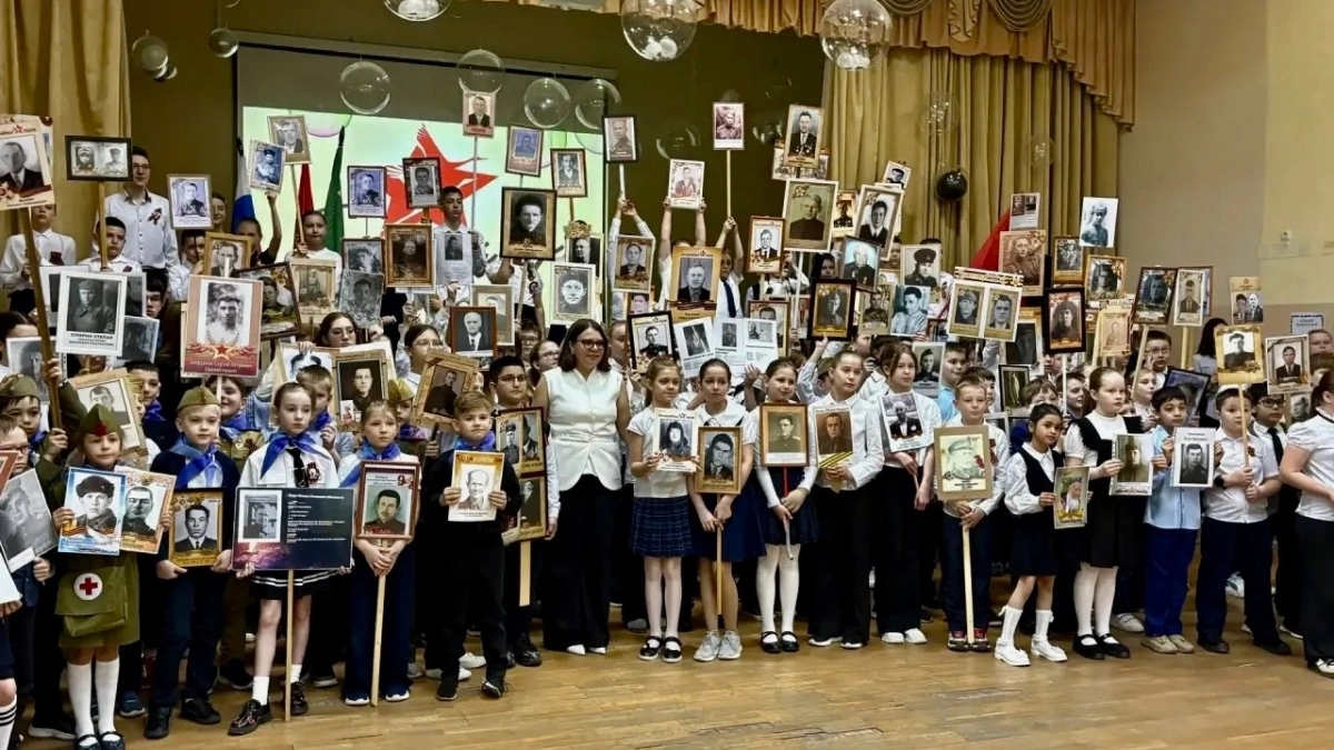 В Наро-Фоминском округе школьники пронесли портреты героев в одном строю
