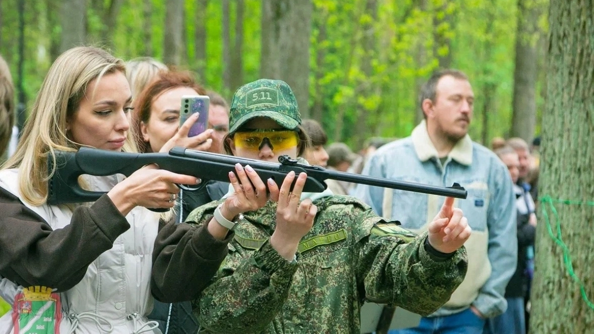 В Центральном парке Наро-Фоминска дети и родители учились собирать автомат