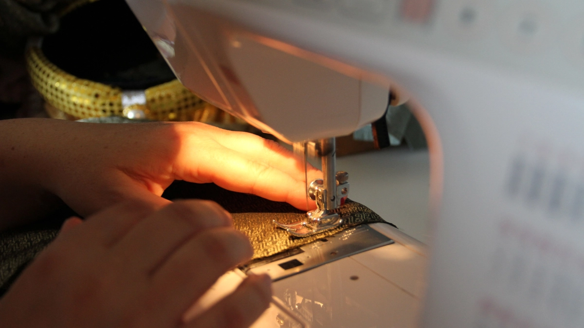 Вот почему не выбрасываю остатки ткани! Режу на квадраты, сворачиваю и шью настоящий шедевр