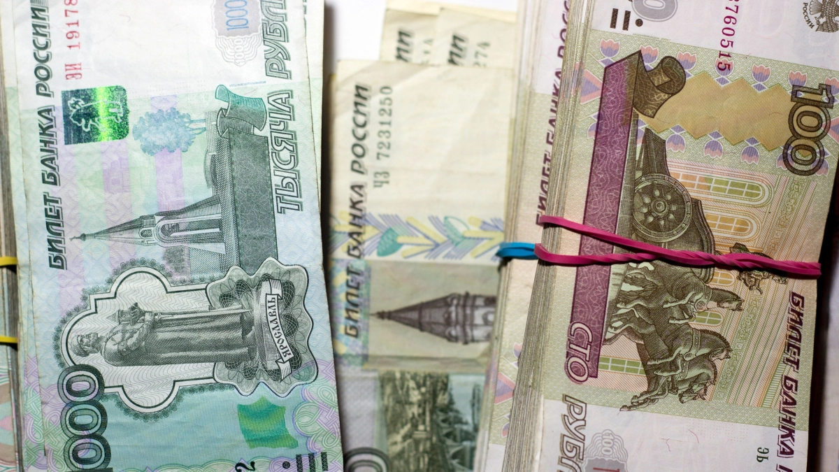 По 70 000 рублей в год. Новая выплата за непрерывный рабочий стаж 15 лет вводится в мае