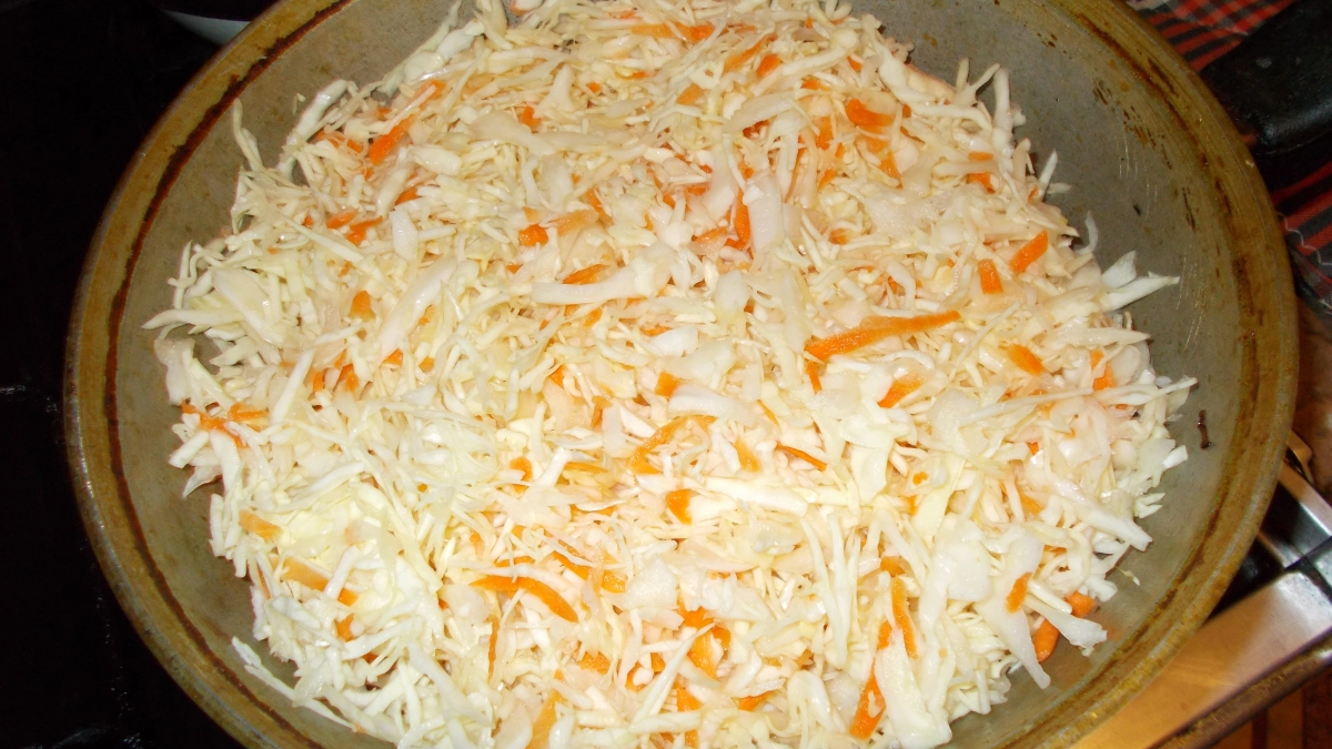 Салат из свежей капусты как в советской столовой: тот самый вкус и простой пошаговый рецепт