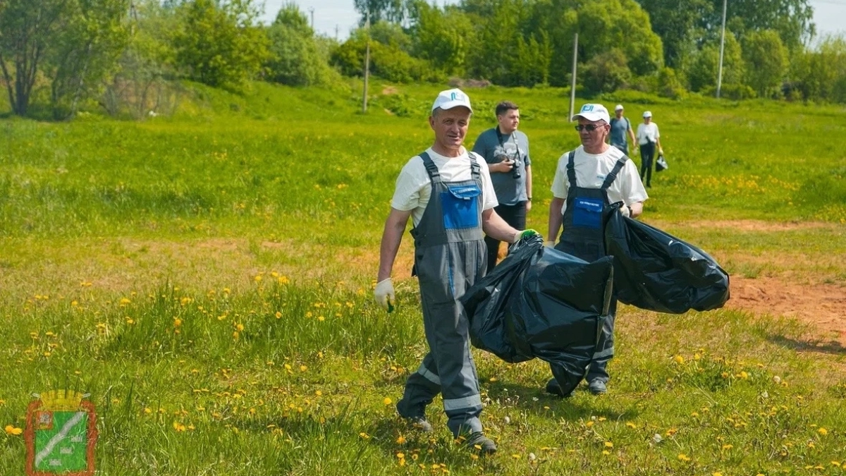 В Наро-Фоминском округе школьники и сотрудники завода очистили берег реки от мусора