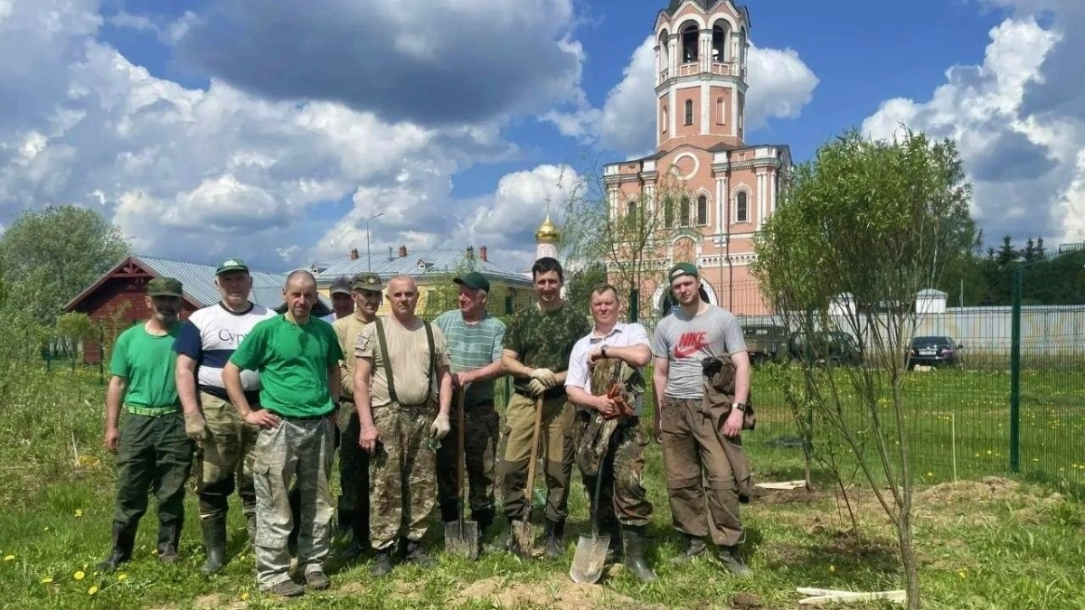 Лесничие высадили живую изгородь у стен древнего монастыря в Наро-Фоминске