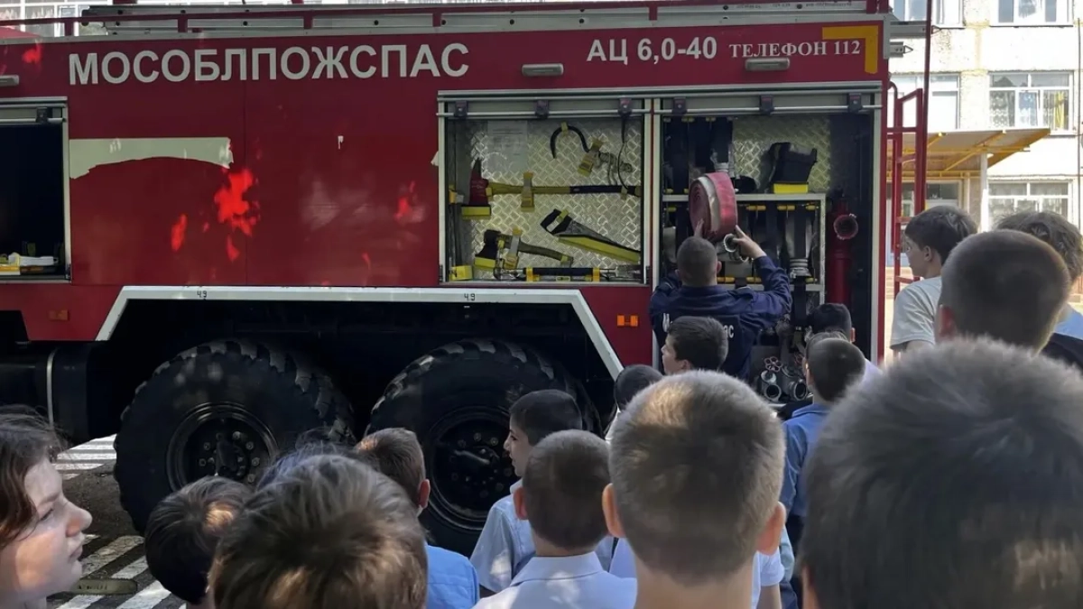В Наро-Фоминском округе пожарные показали детям устройство спецмашин