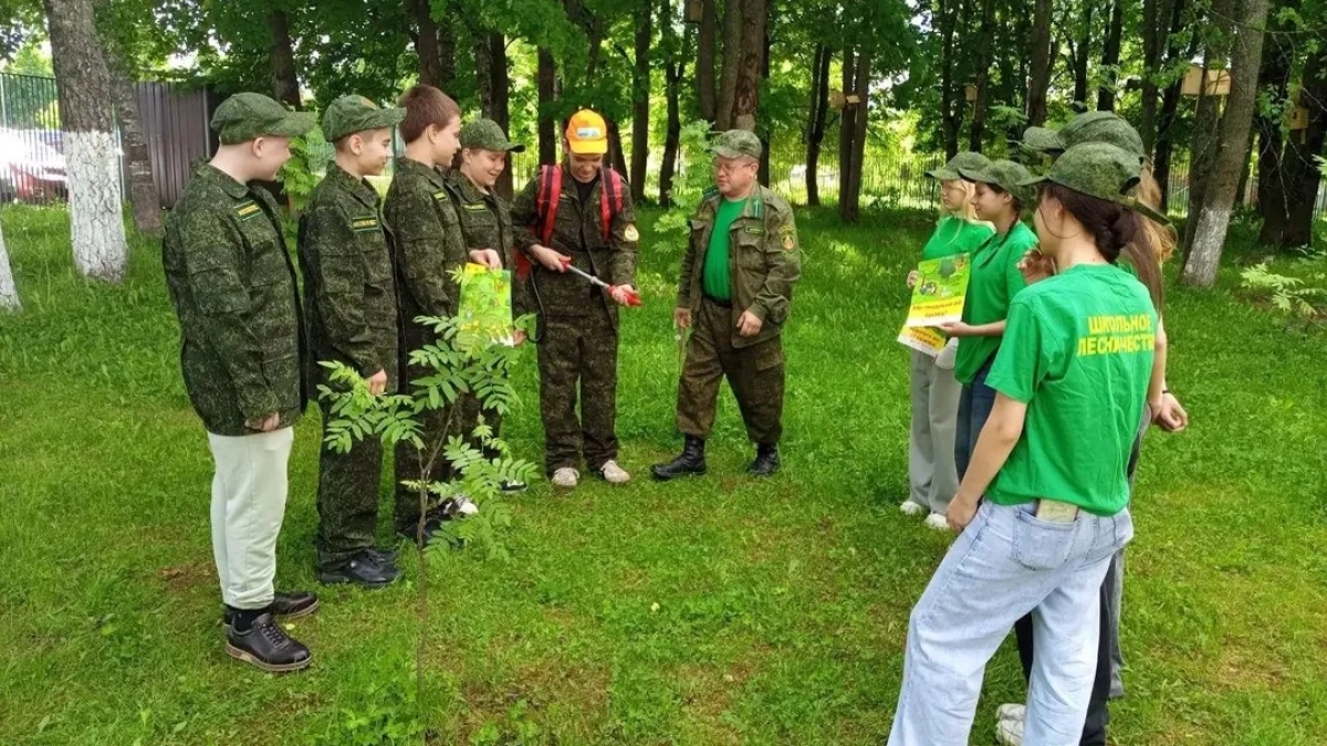 Школьники в Наро-Фоминске тушили условный пожар на лесном занятии