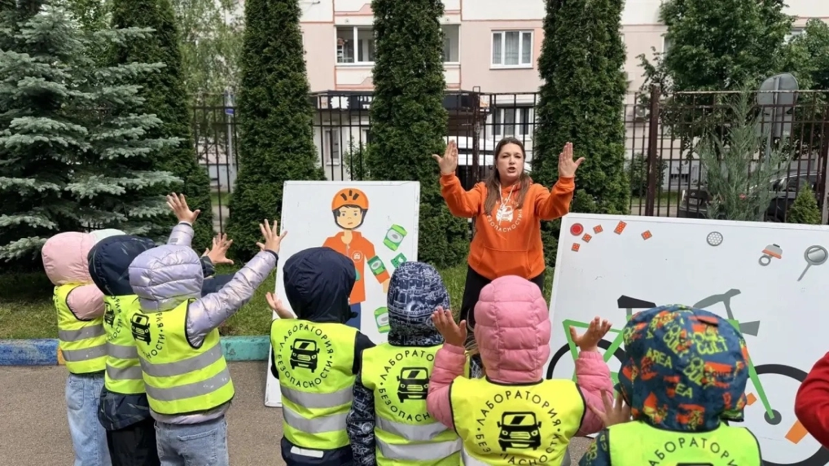 В Подмосковье дошкольники на специальной трассе учились правильно переходить дорогу