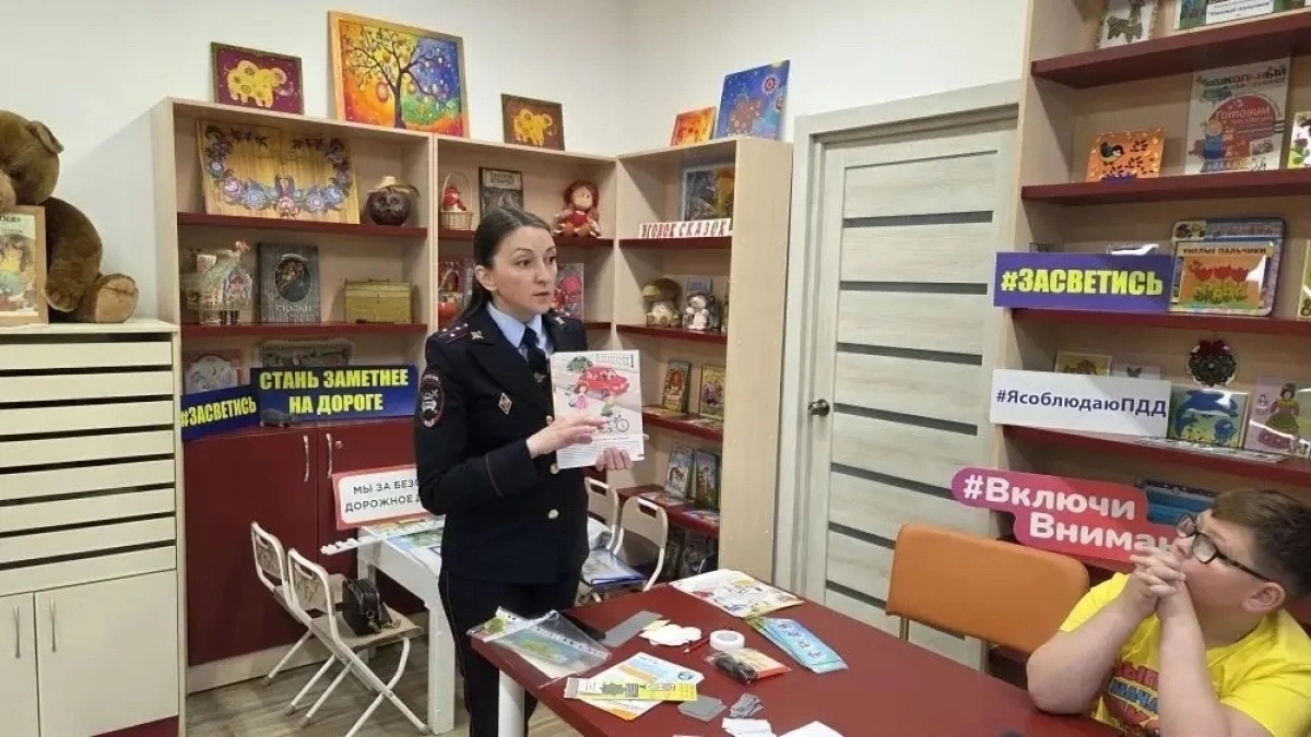 В Пушкино инспекторы ГИБДД провели для школьников мастер-класс по изготовлению закладок с ПДД
