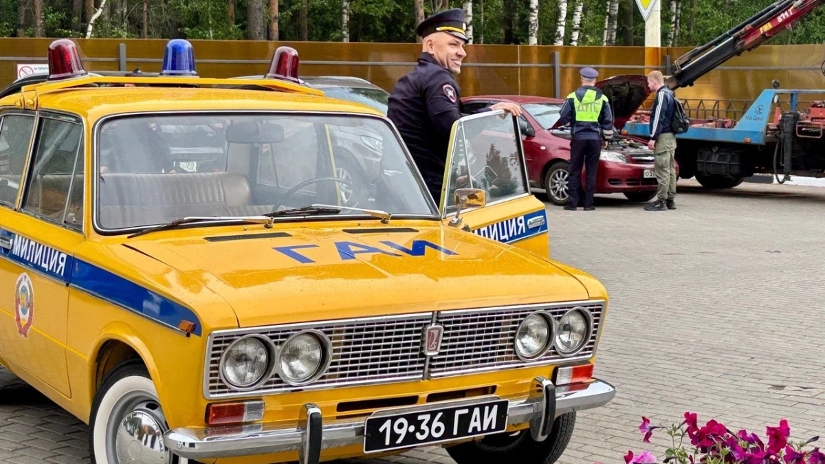 В Подмосковье у здания ГИБДД установили раритетный ВАЗ-2103 в преддверии 90-летия ведомства