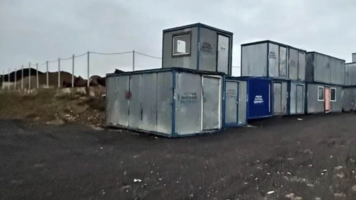 Владелицу участка в Наро-Фоминском округе обязали убрать газовоз и бытовки с земли