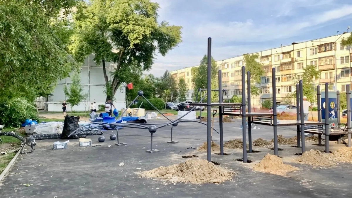 В Наро-Фоминске строители обновляют детскую площадку на улице Шибанкова