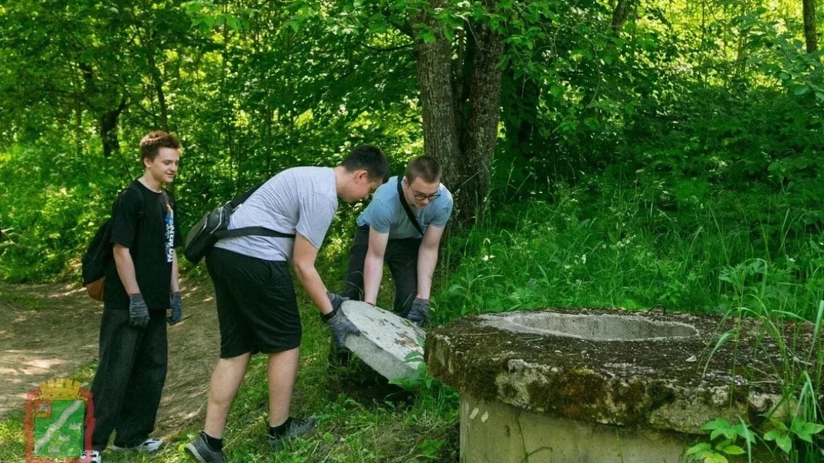 В Наро-Фоминске волонтеры и школьники привели в порядок берег пруда на Латышской улице