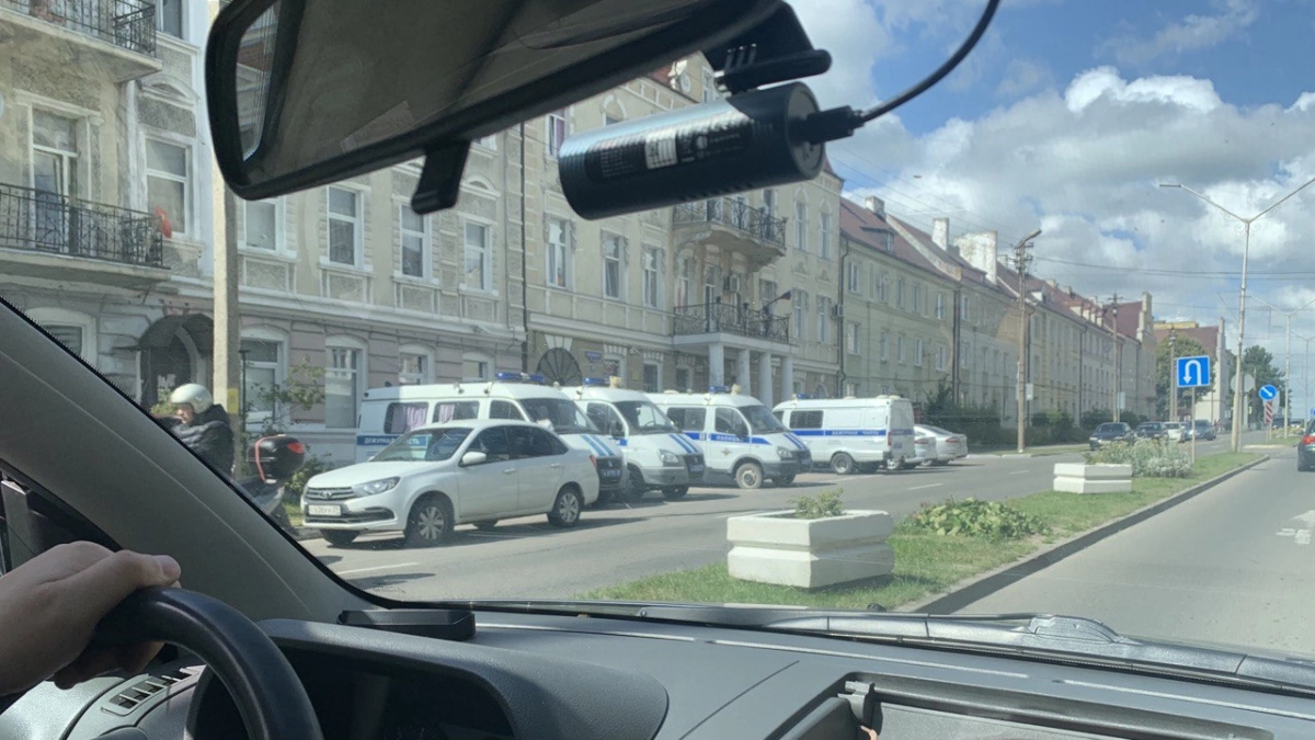 Правовая ловушка для водителя: что делать, если вас остановил инспектор после выхода из автомобиля