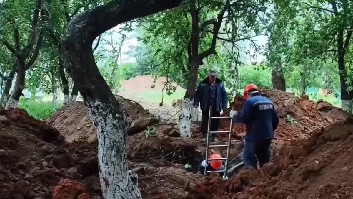 В Наро-Фоминске у школы № 5 заменяют сети водоотведения