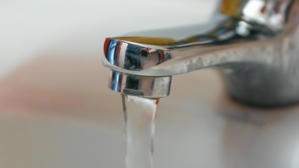 Теперь из-под крана течет артезианская вода благодаря проверенному дедовскому лайфхаку: фильтры не понадобятся