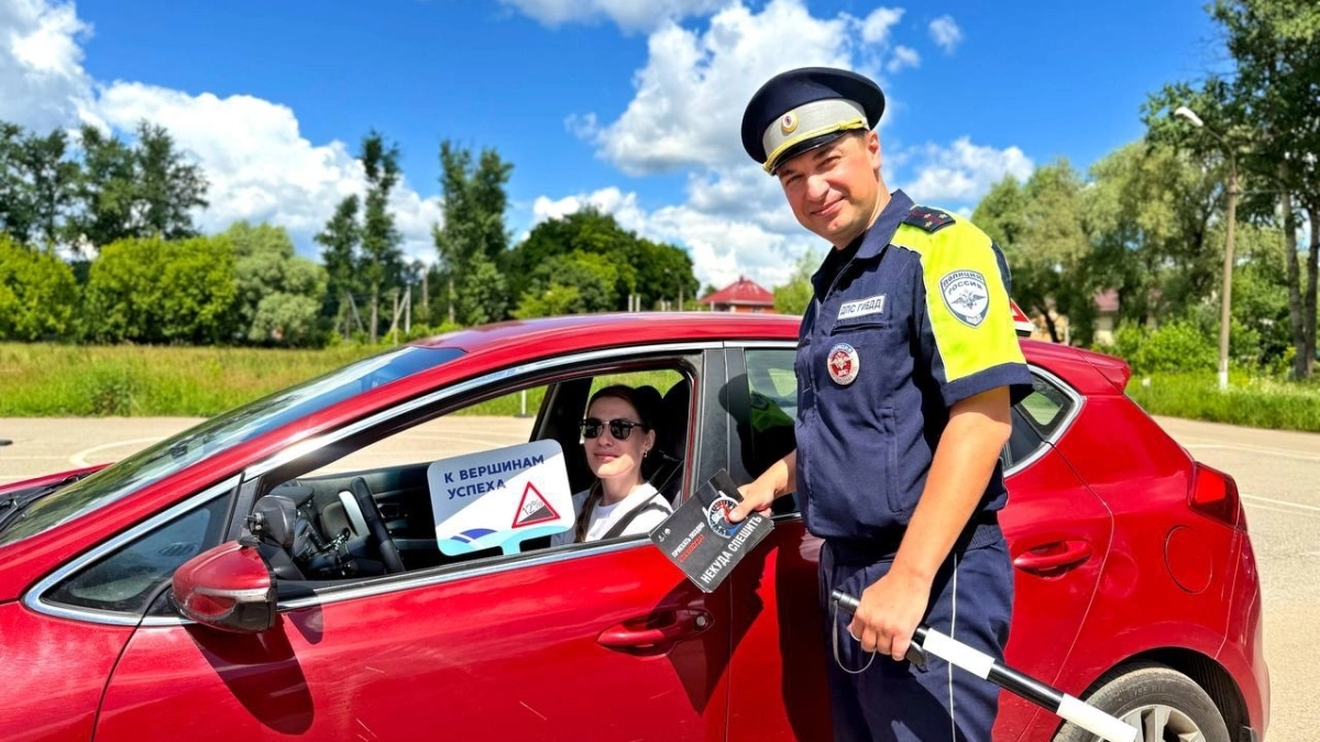В Подмосковье автоинспекторы встретились с курсантами в День молодёжи