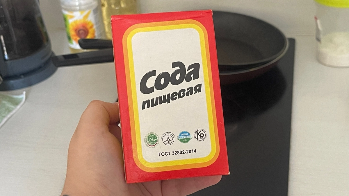 Каждое лето беру пачку соды и сыплю на матрас: проворачиваю этот трюк ещё с СССР — до сих пор работает лучше химии