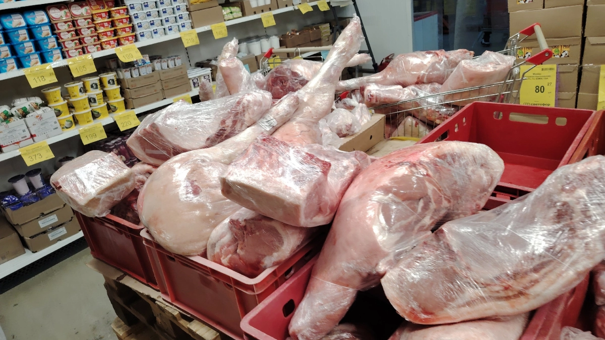 Масло за 70 рублей и замёрзшее мясо: 4 товара, которые я обхожу в "Светофоре" (и 5, за которыми охочусь)