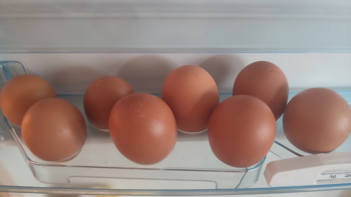 Не кладите яйца в холодильник — секрет продавца с рынка: это портит вкус и сокращает срок хранения