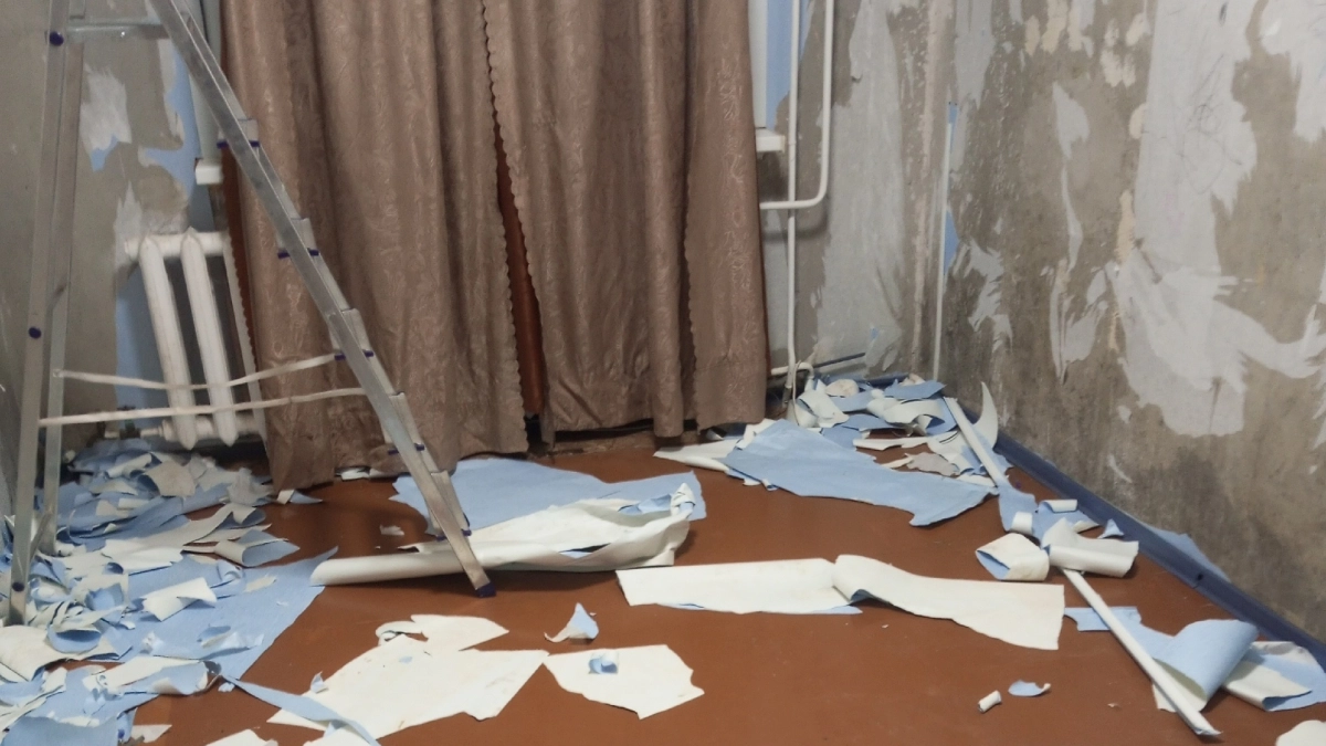 Что сначала: обои или натяжной потолок? Запомните этот порядок — и ремонт прослужит дольше
