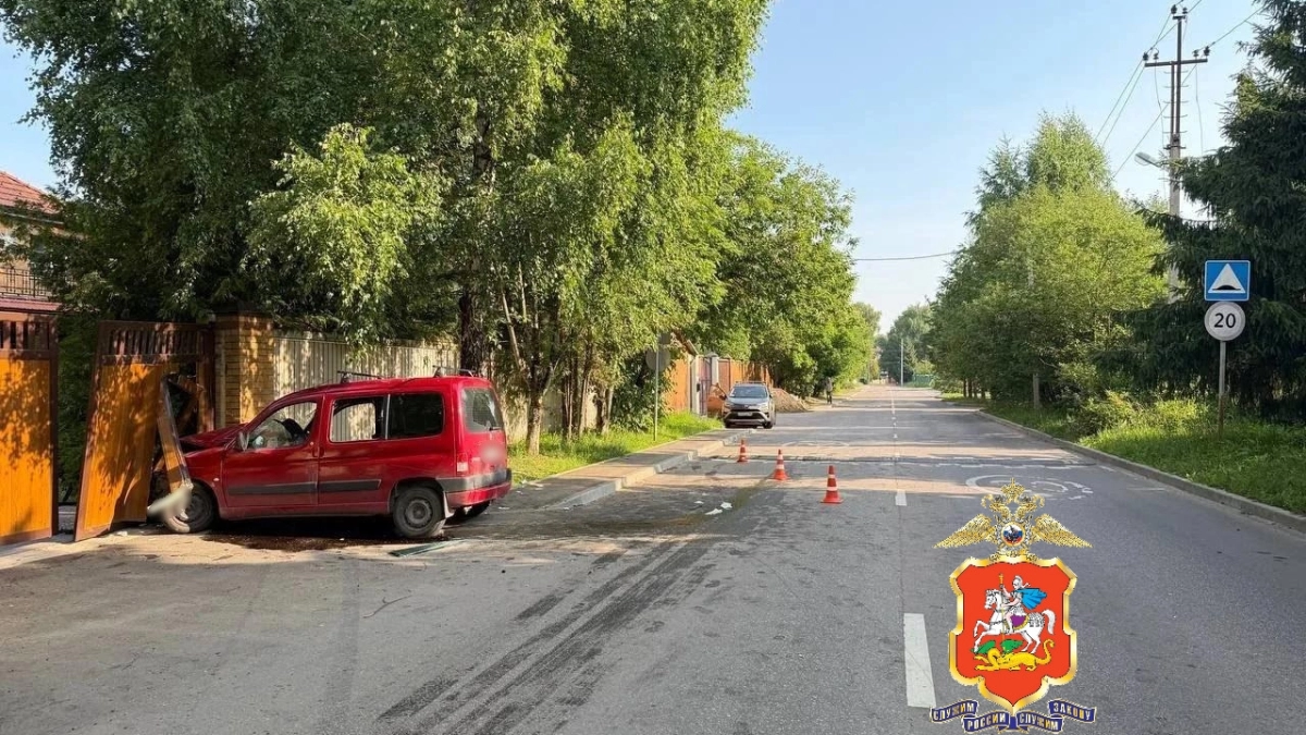 В Подмосковье автомобиль «Ситроен» врезался в забор частного дома