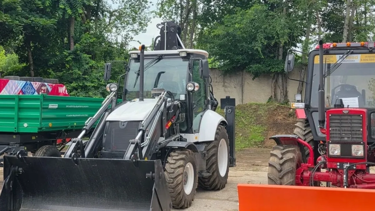 В парке коммунальной техники Наро-Фоминского округа появились экскаватор, трактор и телега