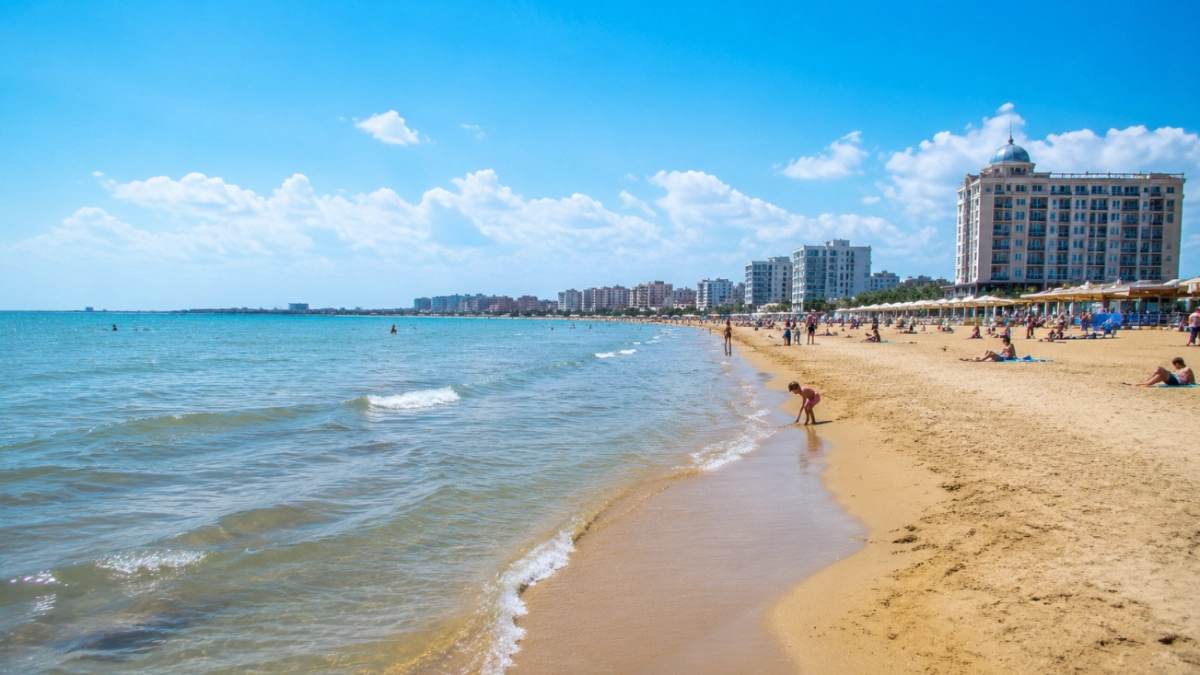 Лечу туда, где море ласковое, а пляжи без толп: здесь уже давно +30 °C — отдых обходится дешевле Турции
