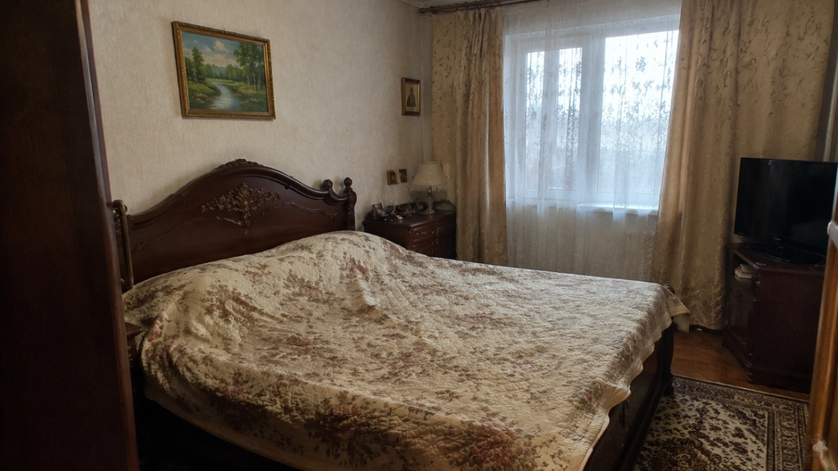 Кровать в спальне — мебельный динозавр: 3 решения, которые делают спальню просторнее и современнее