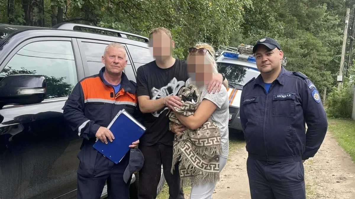 В Московской области спасатели сняли мужчину и его кота с сосны